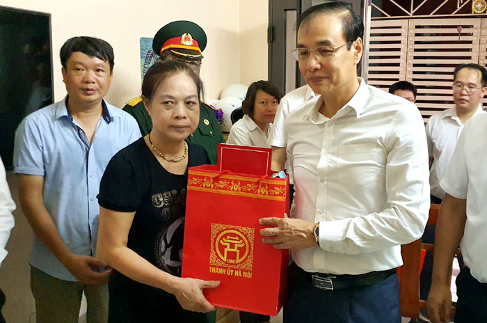 Lãnh đạo thành phố thăm các gia đình liệt sỹ hy sinh khi làm nhiệm vụ tại xã Đồng Tâm - Ảnh 3