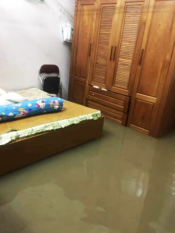 [Ảnh] Mưa lớn gây ngập lụt cục bộ tại nhiều điểm ở Hạ Long - Ảnh 9
