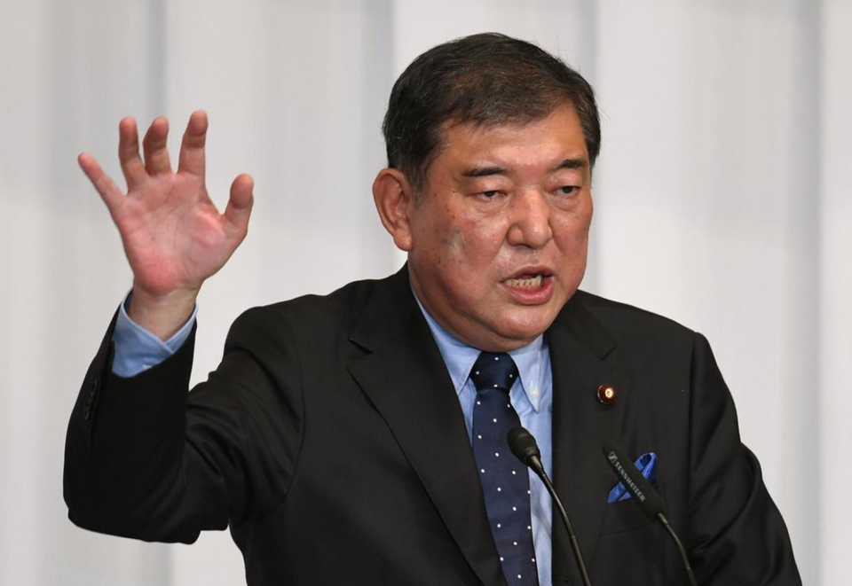 Vấn đề của tân Thủ tướng Nhật: Bước qua cái bóng Shinzo Abe - Ảnh 2