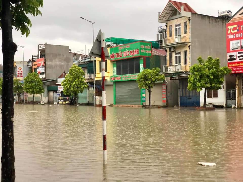 [Ảnh] Mưa lớn gây ngập lụt cục bộ tại nhiều điểm ở Hạ Long - Ảnh 11