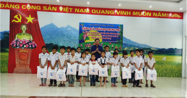 Hà Nội tặng 900 suất quà cho trẻ em 14 xã dân tộc thiểu số đón Tết Trung thu - Ảnh 1