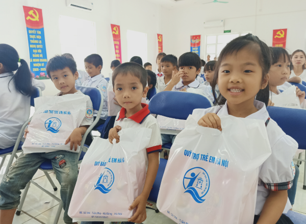 Hà Nội tặng 900 suất quà cho trẻ em 14 xã dân tộc thiểu số đón Tết Trung thu - Ảnh 3