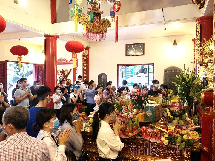 Phủ Tây Hồ, chùa Quán Sứ đông nghịt người đi lễ ngày đầu tháng 7 Âm lịch - Ảnh 5