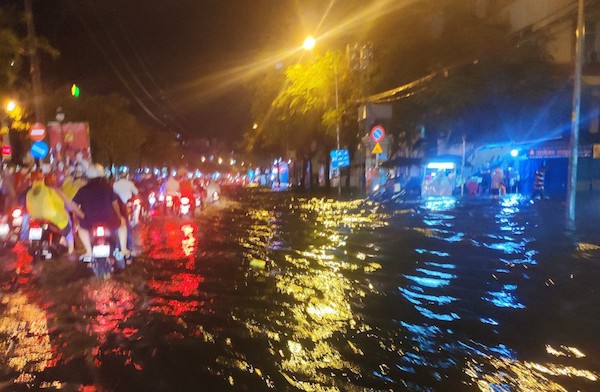 TP Hồ Chí Minh mưa lớn, hàng loạt tuyến đường ngập nặng - Ảnh 3