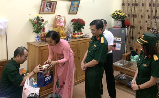 Hội Phụ nữ quận Hà Đông thăm và tặng quà cho gần 4.500 gia đình chính sách, người có công - Ảnh 1