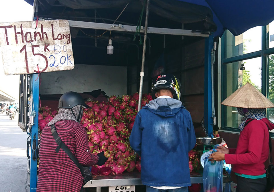 Thanh long giá rẻ tràn về Hà Nội, trong siêu thị giá vẫn cao ngất ngưởng - Ảnh 1