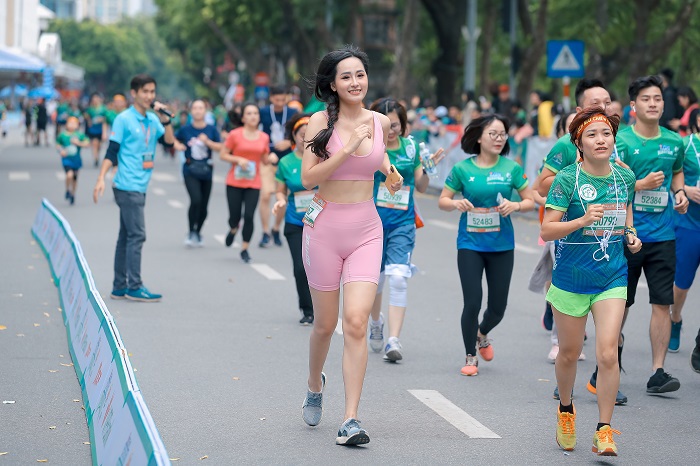 Dàn Hoa hậu nổi bật trên cung đường chạy giải VPBank Hanoi Marathon ASEAN 2020 - Ảnh 2