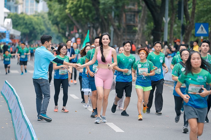 Dàn Hoa hậu nổi bật trên cung đường chạy giải VPBank Hanoi Marathon ASEAN 2020 - Ảnh 3