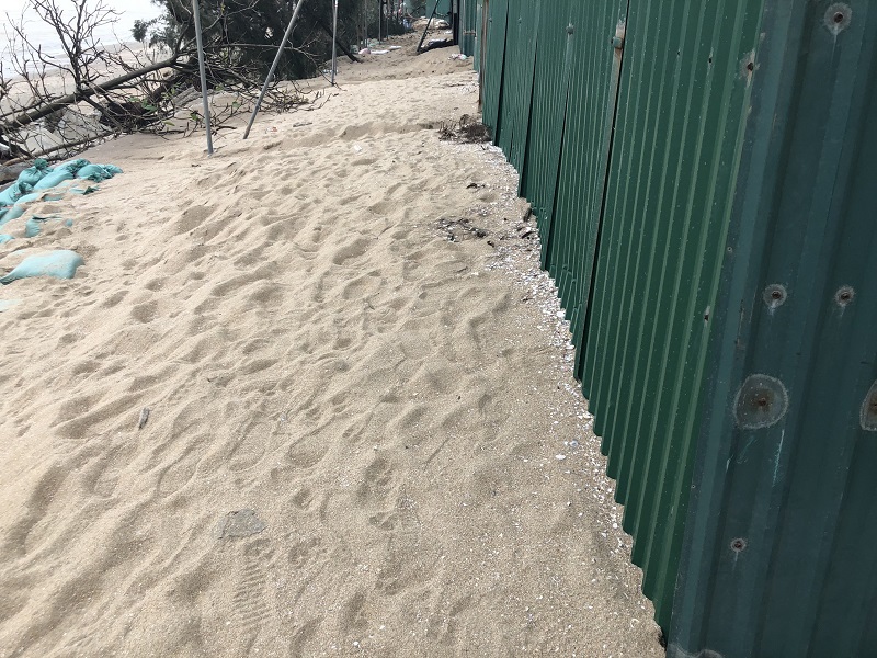 Nghệ An: Sóng đánh tan hoang kè bãi biển Cửa Lò - Ảnh 11