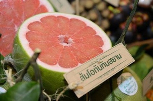 Bưởi ruby Thái Lan “giá chát” 300.000 đồng/trái vẫn hút người tiêu dùng Sài thành - Ảnh 2