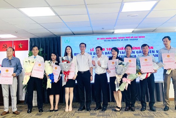 Lễ trao 1.000 sổ hồng tại TP Hồ Chí Minh: Tốn kém ngân sách, không cần thiết! - Ảnh 1