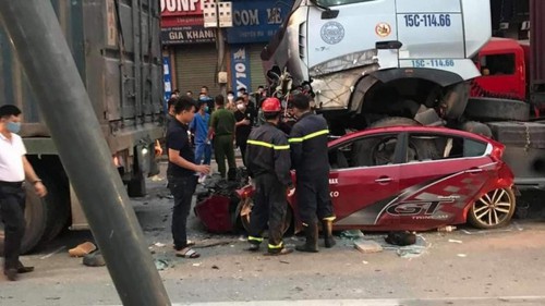 Hà Nội: Ô tô con bị xe container đè lên nóc, 3 người tử vong tại chỗ - Ảnh 2