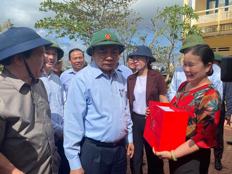 Thủ tướng Chính phủ Nguyễn Xuân Phúc thăm hỏi, động viên người dân vùng bão lũ - Ảnh 1