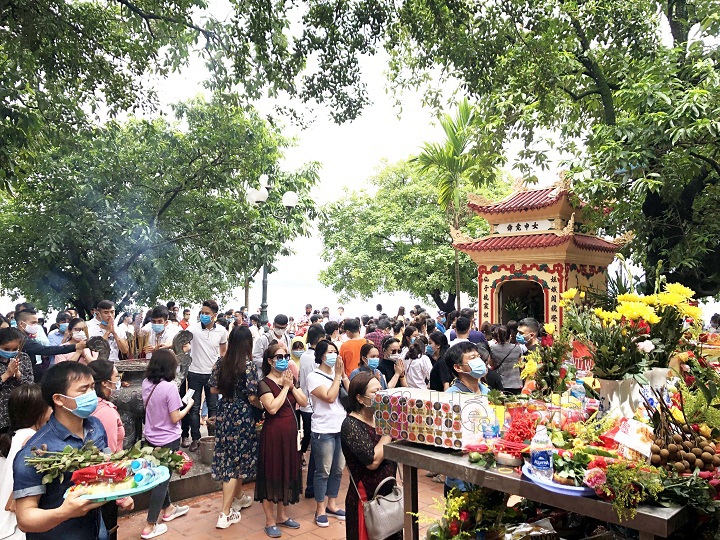 Phủ Tây Hồ, chùa Quán Sứ đông nghịt người đi lễ ngày đầu tháng 7 Âm lịch - Ảnh 2