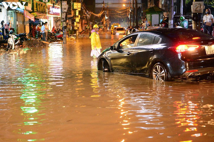 Mưa lớn, nhiều tuyến phố ở Hà Nội ngập sâu, hàng loạt xe chết máy - Ảnh 10