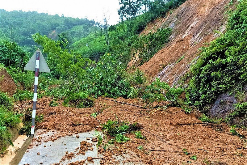 Lũ lụt miền Trung: Lũ vượt mốc lịch sử, 8 người thiệt mạng - Ảnh 3