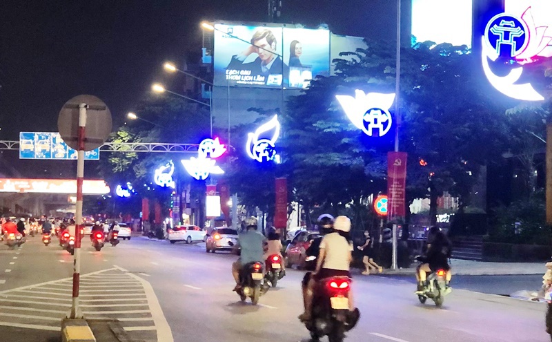 Trang trí đèn chiếu sáng tuyến đường Nguyễn Trãi: Tạo mỹ quan đô thị - Ảnh 4