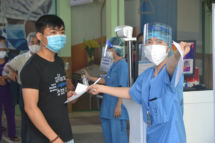 Ghi nhận trong ngày đầu Bệnh viện Đà Nẵng mở cửa khám chữa bệnh trở lại - Ảnh 7