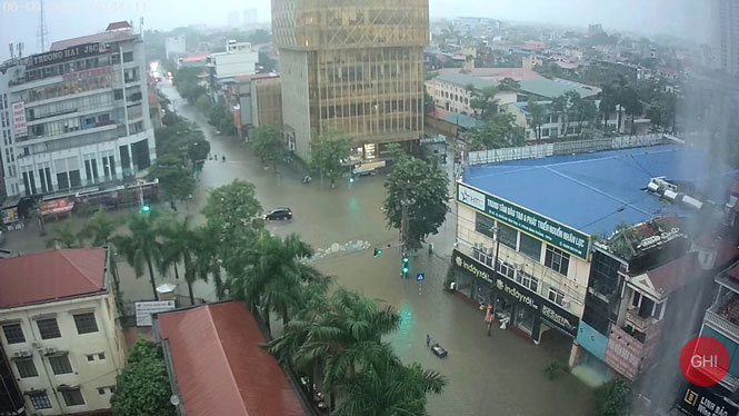 TP Thái Nguyên: Mưa lớn kéo dài khiến nhiều tuyến phố ngập trong biển nước - Ảnh 2