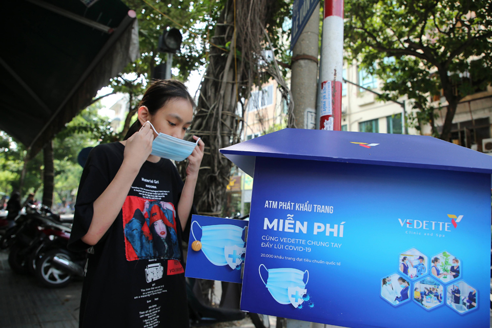 Cận cảnh ATM phát khẩu trang miễn phí cho người dân Hà Nội - Ảnh 1