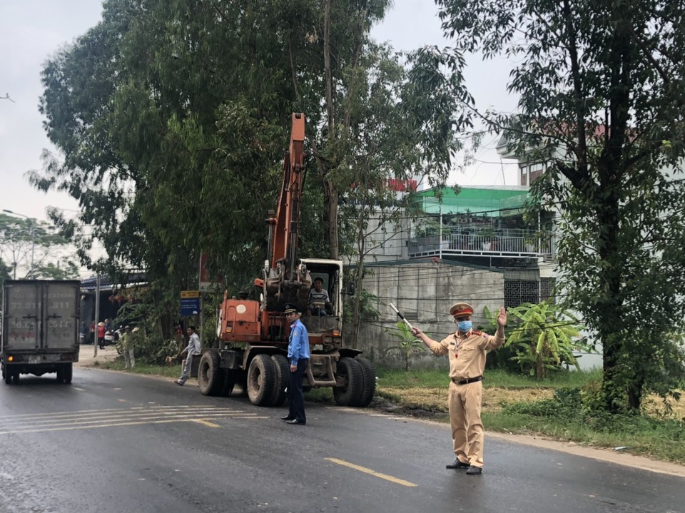 Hà Nội: Giải tỏa vi phạm hành lang an toàn giao thông dọc Quốc lộ 32 tại huyện Ba Vì - Ảnh 7