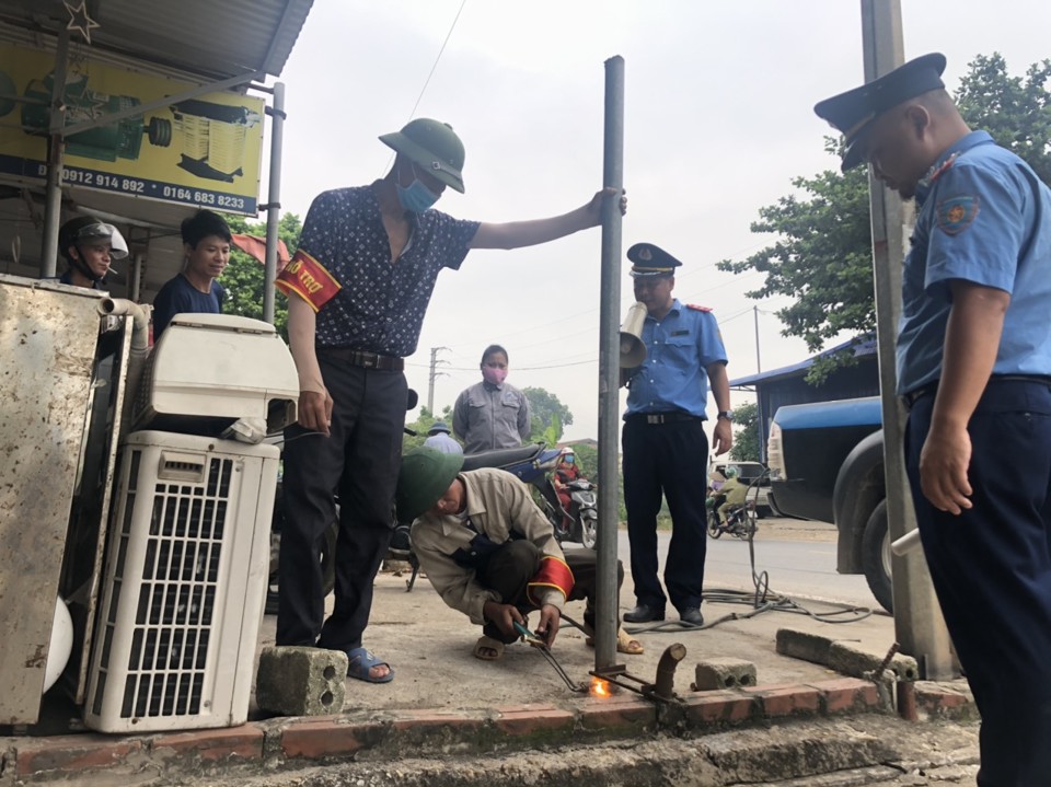 Hà Nội: Giải tỏa vi phạm hành lang an toàn giao thông dọc Quốc lộ 32 tại huyện Ba Vì - Ảnh 4