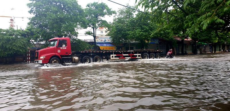 Nhiều tuyến phố ở Hải Phòng ngập sâu sau trận mưa lớn - Ảnh 1