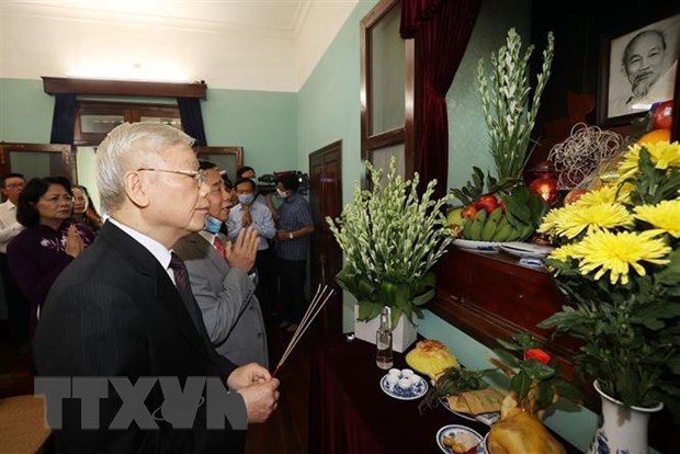 Tổng Bí thư, Chủ tịch nước dâng hương tưởng niệm Chủ tịch Hồ Chí Minh - Ảnh 1