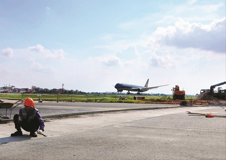 Dự án sửa đường băng sân bay Nội Bài và Tân Sơn Nhất: Hoàn thành trước Tết - Ảnh 1