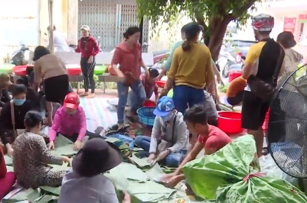 Cảm động bánh chưng nghĩa tình, "gói yêu thương" gửi đồng bào vùng lũ miền Trung - Ảnh 6