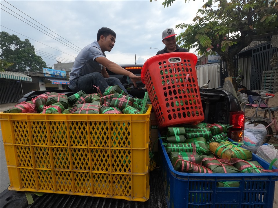 Cảm động bánh chưng nghĩa tình, "gói yêu thương" gửi đồng bào vùng lũ miền Trung - Ảnh 15