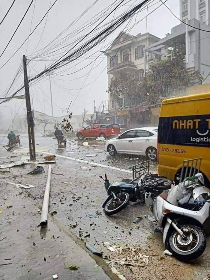 Thừa Thiên Huế: Bão số 5 khiến 1 người thiệt mạng, 23 người bị thương, hàng ngàn nhà tốc mái - Ảnh 2