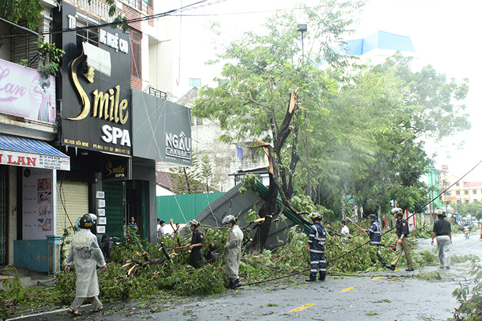 Thừa Thiên Huế: Bão số 5 khiến 1 người thiệt mạng, 23 người bị thương, hàng ngàn nhà tốc mái - Ảnh 3