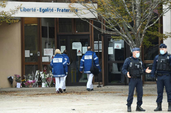 Cảnh sát Pháp bắt giữ 9 người sau vụ tấn công khủng bố ở ngoại ô Paris - Ảnh 1