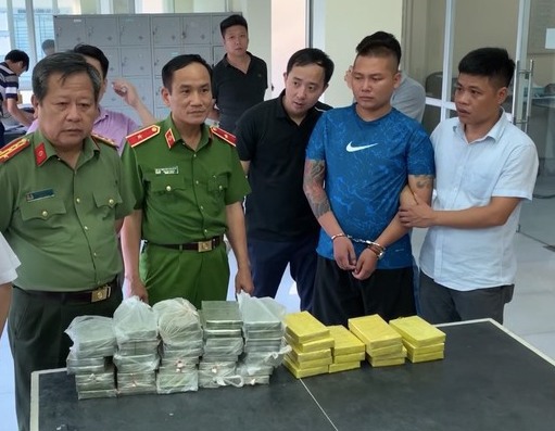Đi ô tô chở vali chứa 54 bánh heroin, 2 thanh niên bị bắt ở Hưng Yên - Ảnh 1