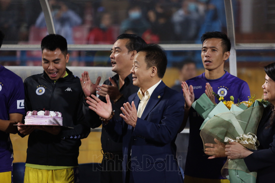 [Ảnh] Bầu Hiển vui vẻ bên các cầu thủ dù Hà Nội FC không có niềm vui trọn vẹn - Ảnh 15
