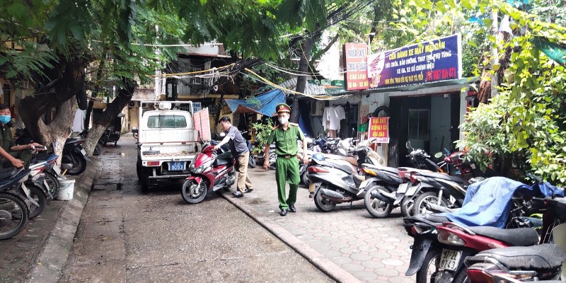 Quận Thanh Xuân: Xử phạt 74 trường hợp không đeo khẩu trang - Ảnh 2