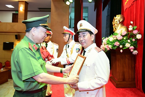 Thăng cấp bậc hàm Trung tướng đối với Thứ trưởng Bộ Công an Trần Quốc Tỏ - Ảnh 1