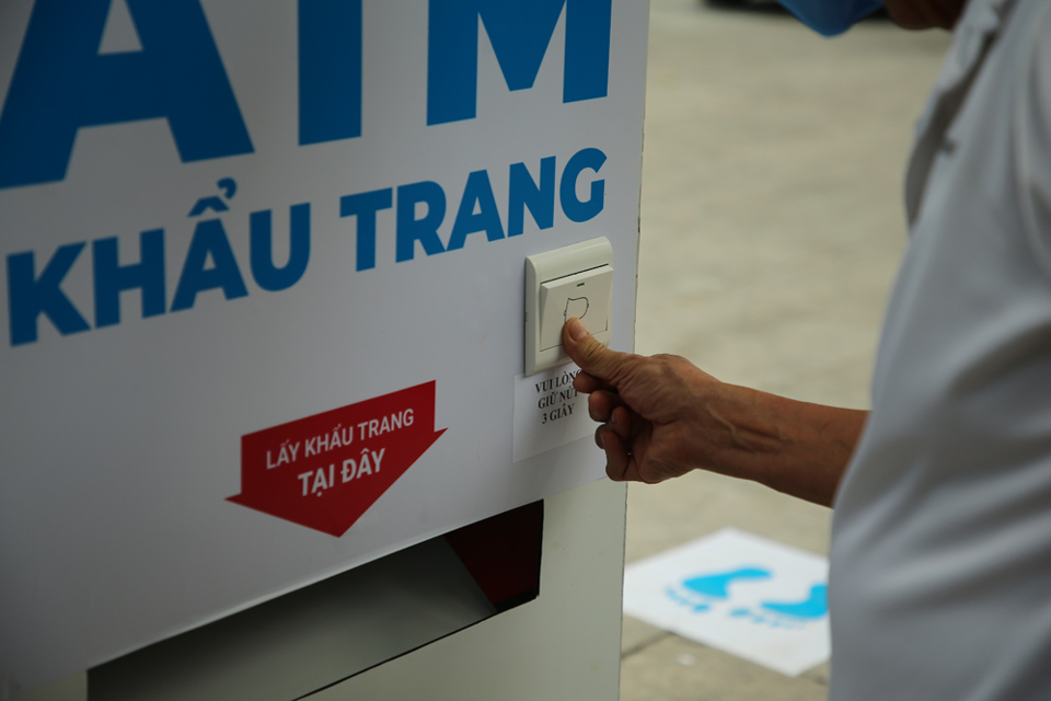 Cận cảnh ATM phát khẩu trang miễn phí cho người dân Hà Nội - Ảnh 4