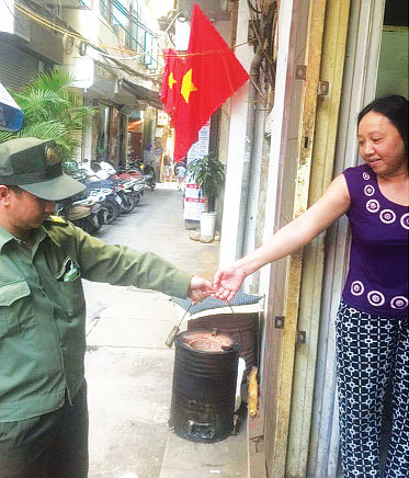 Xóa bỏ bếp than tổ ong tại Hà Nội: Hiệu quả bước đầu - Ảnh 1
