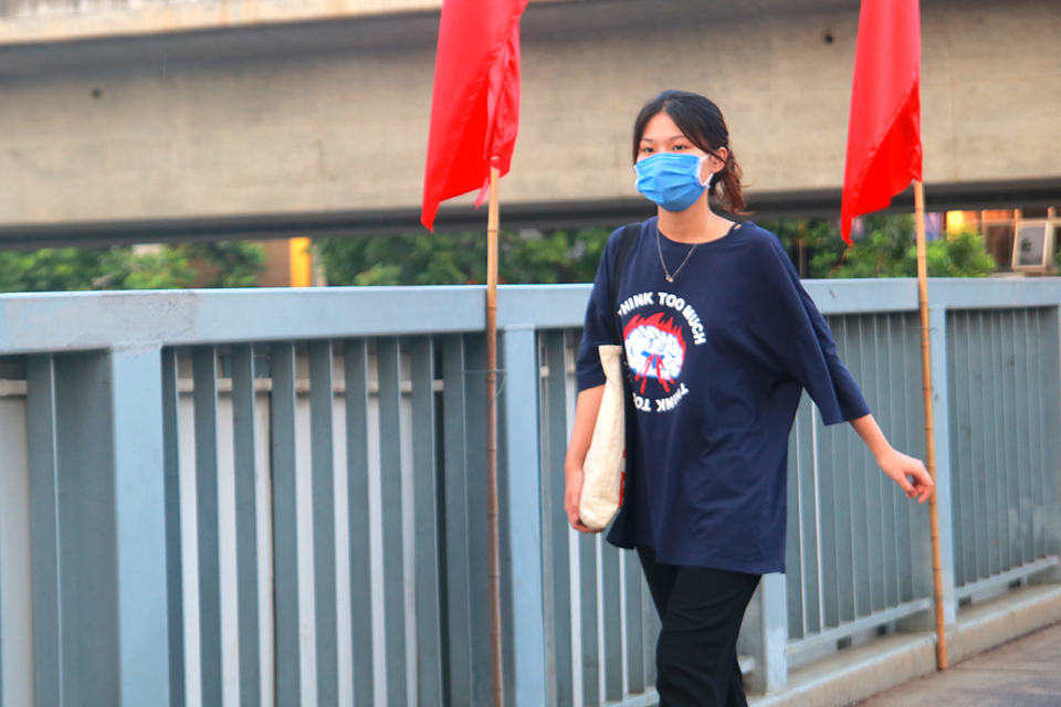 Hà Nội: Người dân đeo khẩu trang nơi công cộng - Phòng bệnh hơn chữa bệnh - Ảnh 10
