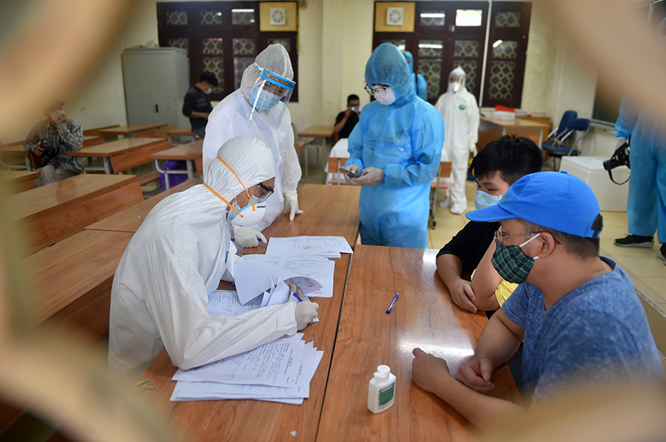 Cận cảnh quy trình lấy mẫu xét nghiệm PCR người từ Đà Nẵng về - Ảnh 15