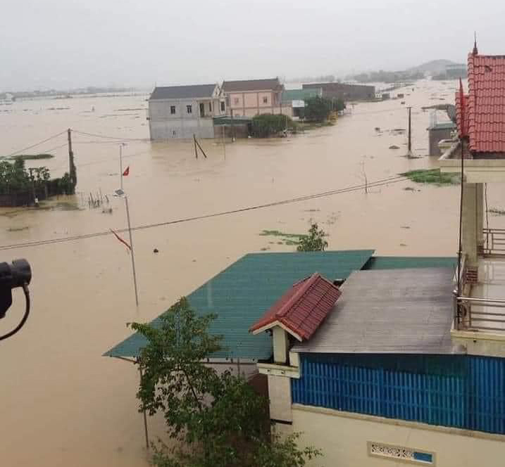 BHXH Việt Nam: Tặng 2500 thẻ BHYT cho đồng bào lũ lụt miền Trung - Ảnh 1