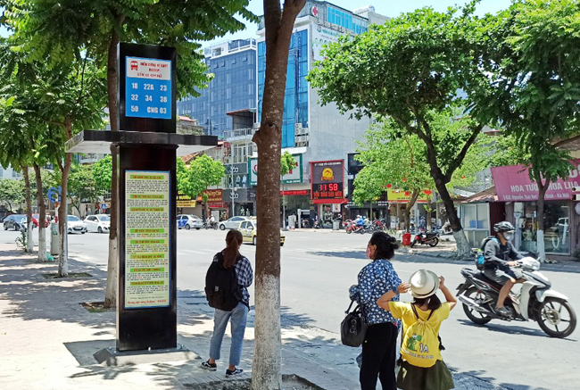 Hà Nội: Thí điểm biển báo điểm dừng xe buýt theo mẫu mới - Ảnh 2