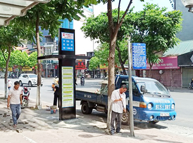 Hà Nội: Thí điểm biển báo điểm dừng xe buýt theo mẫu mới - Ảnh 1
