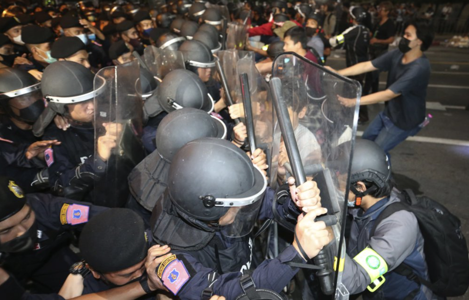 Bangkok vào tình trạng khẩn sau cuộc biểu tình chưa từng có - Ảnh 1