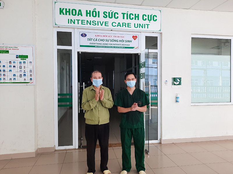 Bệnh nhân 812 - nhân viên giao bánh pizza ở Hà Nội từng phải thở máy được công bố khỏi bệnh - Ảnh 1