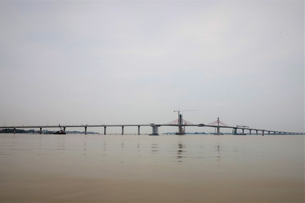 Hợp long cầu Cửa Hội nối hai tỉnh Nghệ An - Hà Tĩnh - Ảnh 2