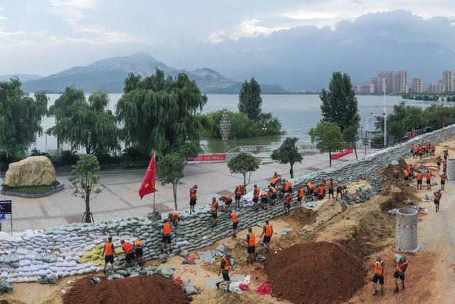 Trung Quốc nổ đập giữa mưa lũ lịch sử - Ảnh 2