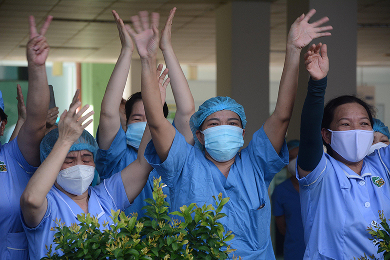 Bệnh viện Đà Nẵng dỡ cách ly sau gần 1 tháng, y bác sĩ vỡ òa niềm vui - Ảnh 3